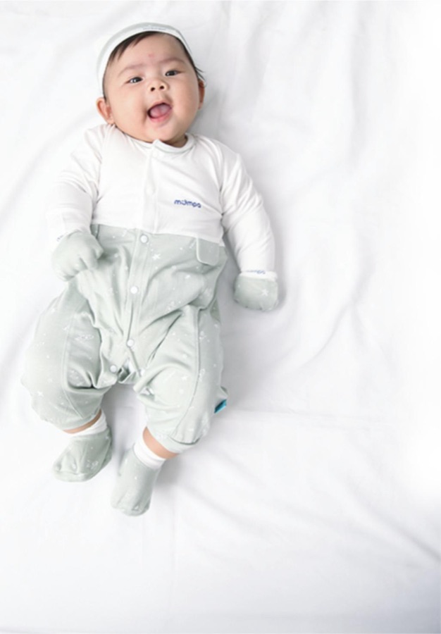 Em bé mặc body Mompa